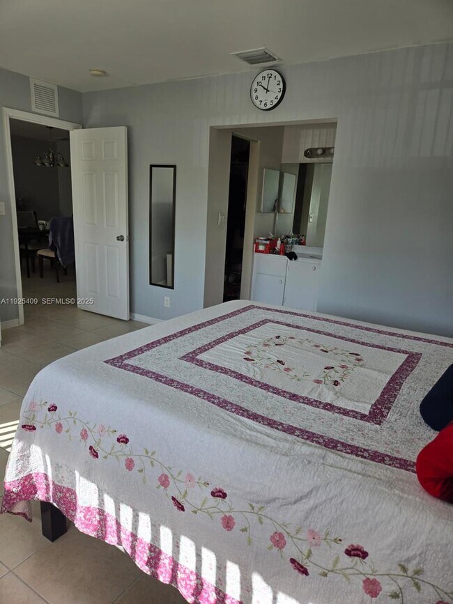 Building Photo - 7837 Golf Cir Dr