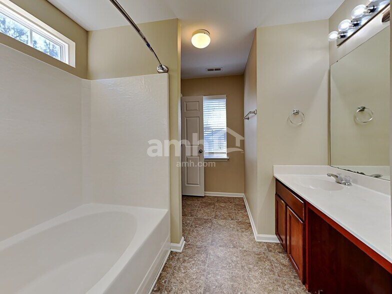 Building Photo - 577 English Oak Cir