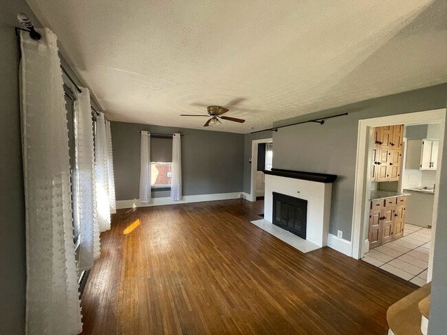 Building Photo - Three bedroom one bathroom home for rent