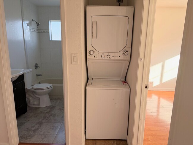 Building Photo - 879 Bing Dr