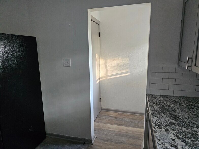 Building Photo - 5240 Highland Ave