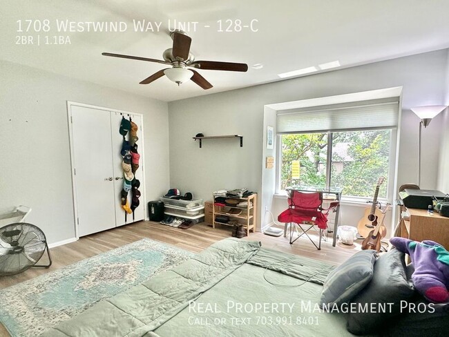 Building Photo - Light & Bright End Unit-Walk to Metro & Sh...