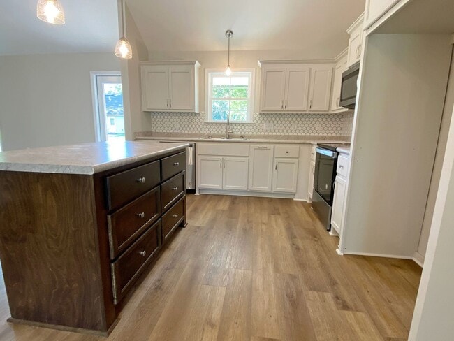 Building Photo - Modern 4-Bedroom Home with Fenced Yard Near Moody AFB