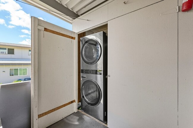 Building Photo - Waiau Gardens Kai Townhouse with 3 bedrooms / 1.5 bathrooms / 2 assigned parking stalls