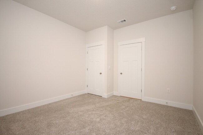 Building Photo - Don’t Miss This 4BR Avalon Home — Modern Interior, Open Floor Plan & Access to Pool, Volleyball &...