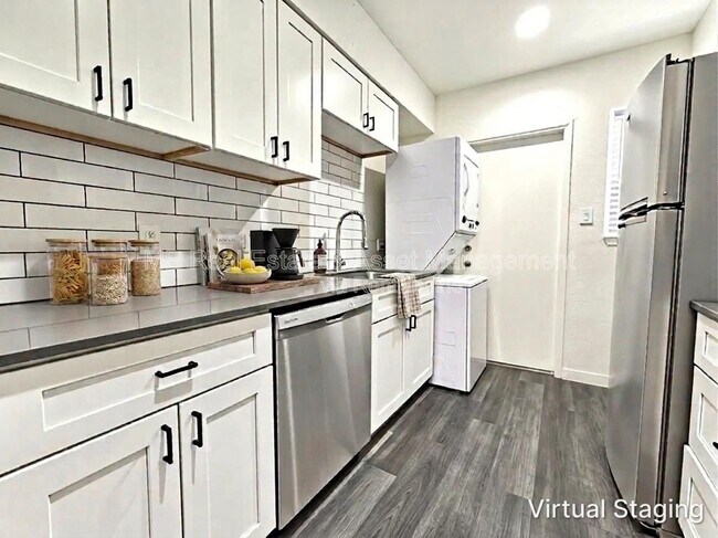 Building Photo - 1505 E Oak St