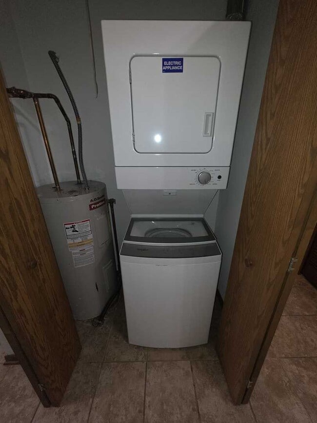 Building Photo - 9950 Treetop Dr