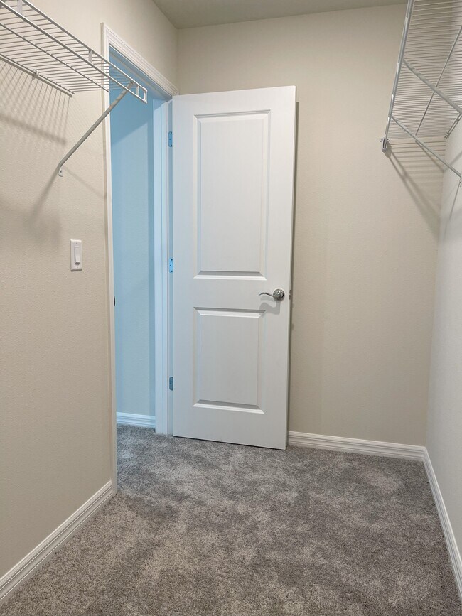 Building Photo - 3156 Emerald Acrs Ln
