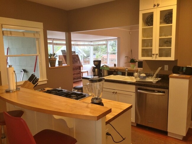 Building Photo - 4bd/2.5ba Seattle House