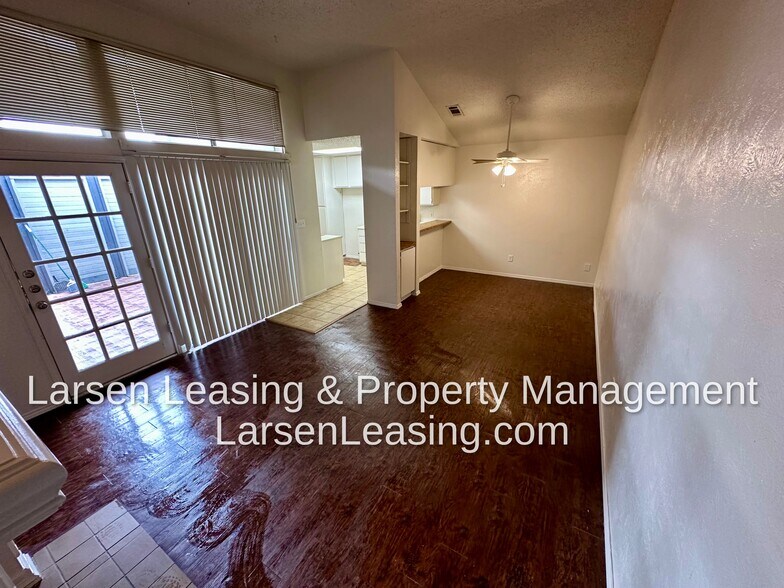 Living & Dining Area - 628 Bellaire Dr