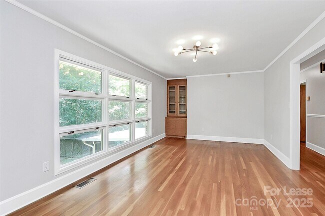 Building Photo - 207 Oak Dr