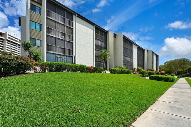 Building Photo - 4821 S Landings Dr