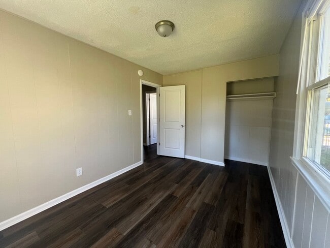 Building Photo - Cute 2 bedroom 1 bath duplex that is centr...