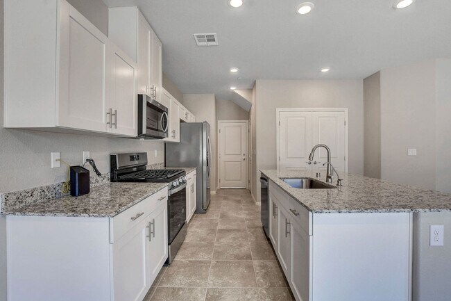 Building Photo - 2021 SINGLE FAMILY HOME IN GATED COMMUNITY