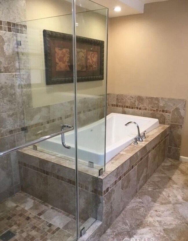 Building Photo - Beautiful 4 bed, 2 Bath home for Rent. Paid Water and Landscaping!