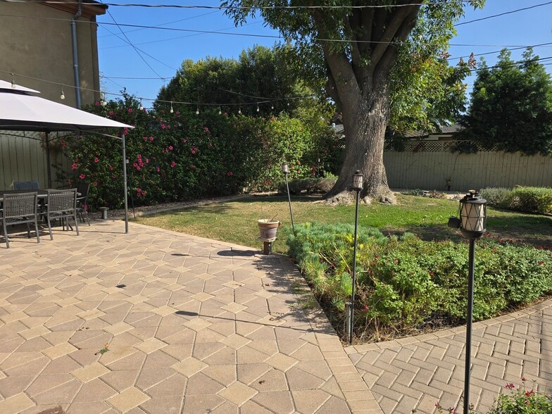 Building Photo - 8834 Boyar Ave