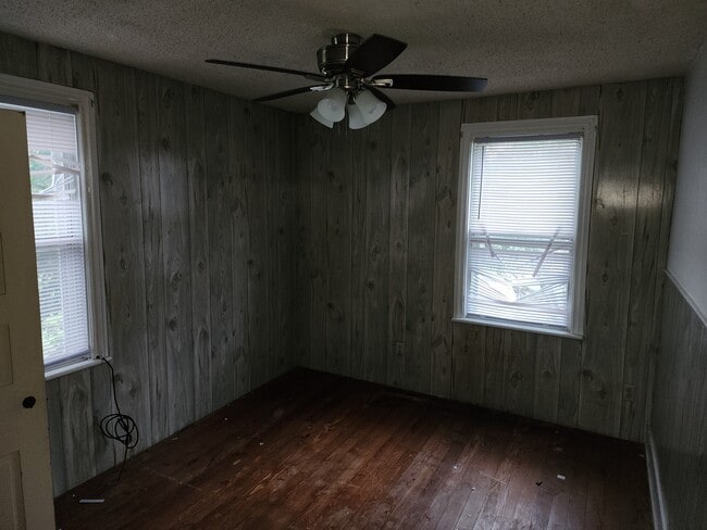 Building Photo - 302 Main St