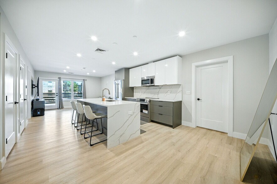 Building Photo - 25 2nd St