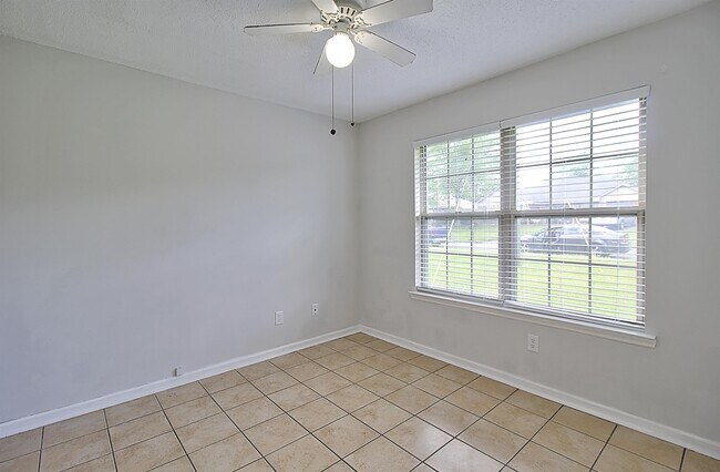 Building Photo - 815 Sagewood Dr
