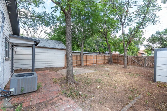 Building Photo - XL HOME!  3 bed, 1 bath, LOTS OF ROOM!