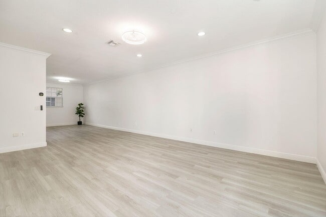 Building Photo - 2502 N Dixie Hwy