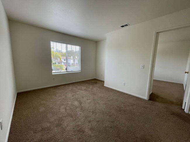 Building Photo - Spacious 4 Bedroom in Oceanside!