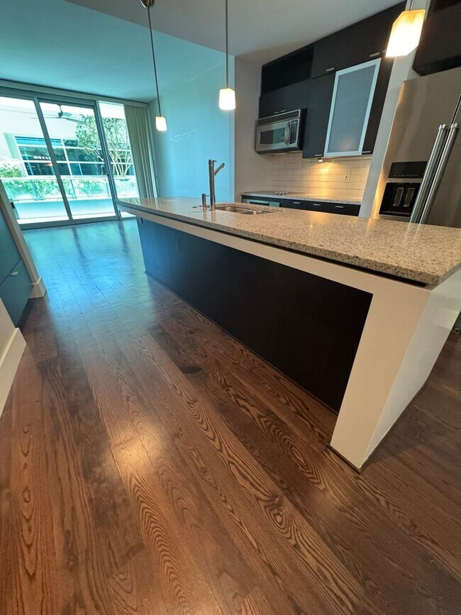 Building Photo - Luxurious 2/2 Modern Condo in Prestigious Channelside with Resort-Style Amenities
