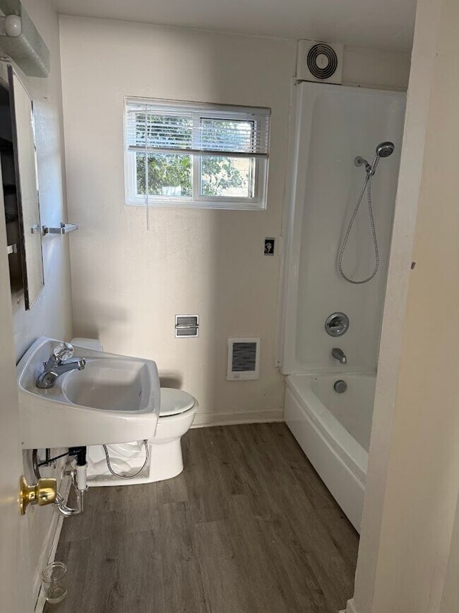 Building Photo - 1113000