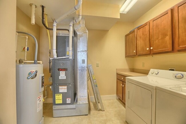 Building Photo - 353 W King St