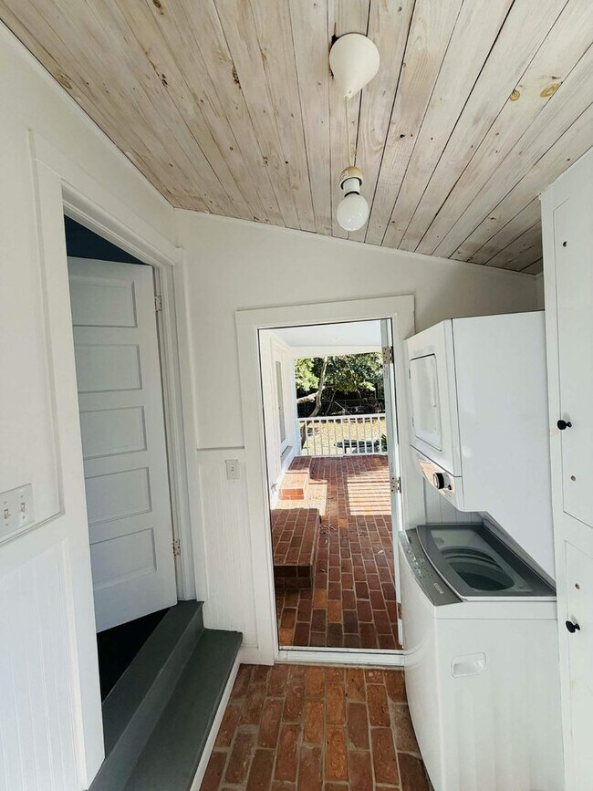 Building Photo - Stunning Renovated 3bedroom 2.5 bathroom Cottage