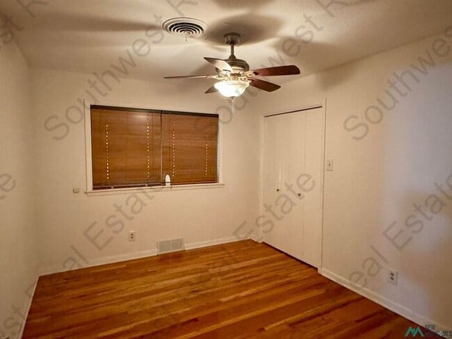 Building Photo - Beautiful 3 bedroom 2 bath brick home