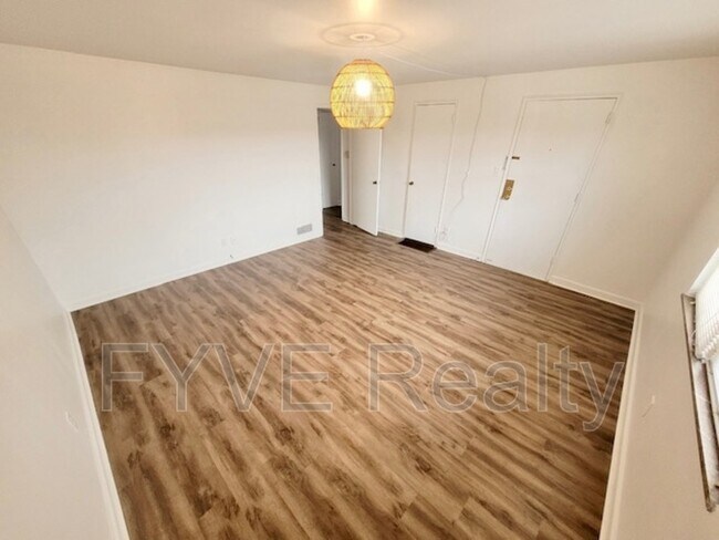 Building Photo - 1060 Sells Ave