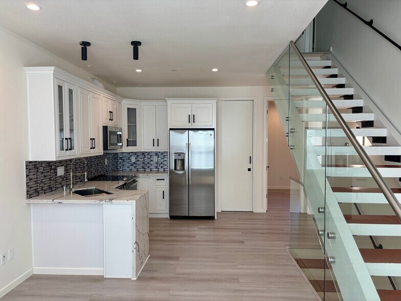 Building Photo - 625 Craig Ave