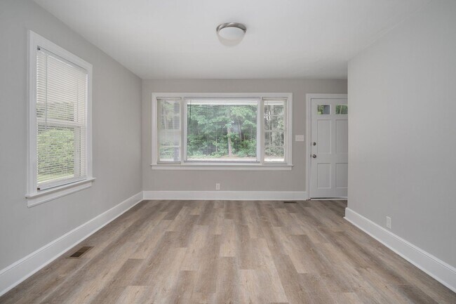 Building Photo - Quiet country living in the middle of it a...