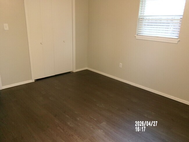 Building Photo - 106 N Elk Dr