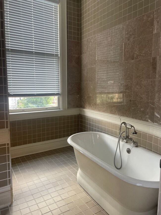 Building Photo - 1025 Church St