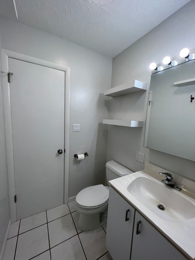 Building Photo - The Little Bungalow of Your Dreams Near East Bay! 2BR / 1BA Long-Term Rental