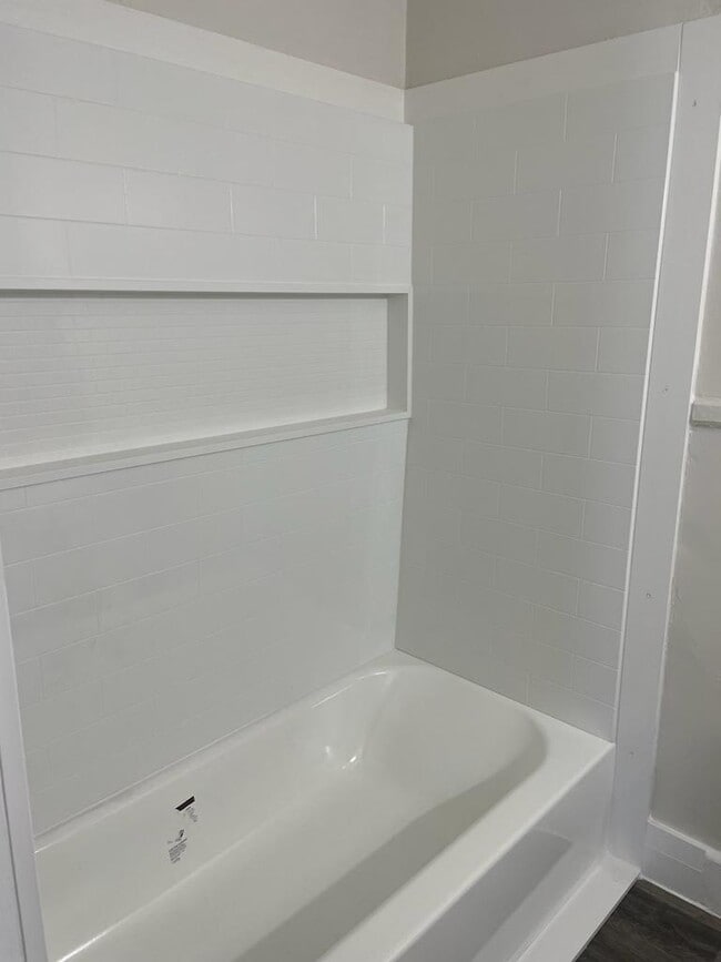 Building Photo - 1411 E Main St