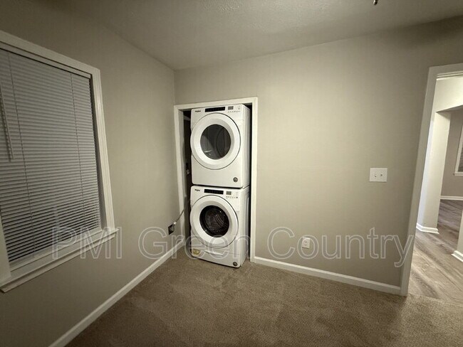 Building Photo - 203 W Knoxville St