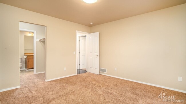 Building Photo - Beautiful East Anchorage 4 Bedroom Townhome