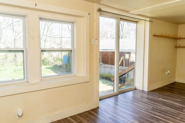 Building Photo - Spacious 2 bedroom 2 bath house