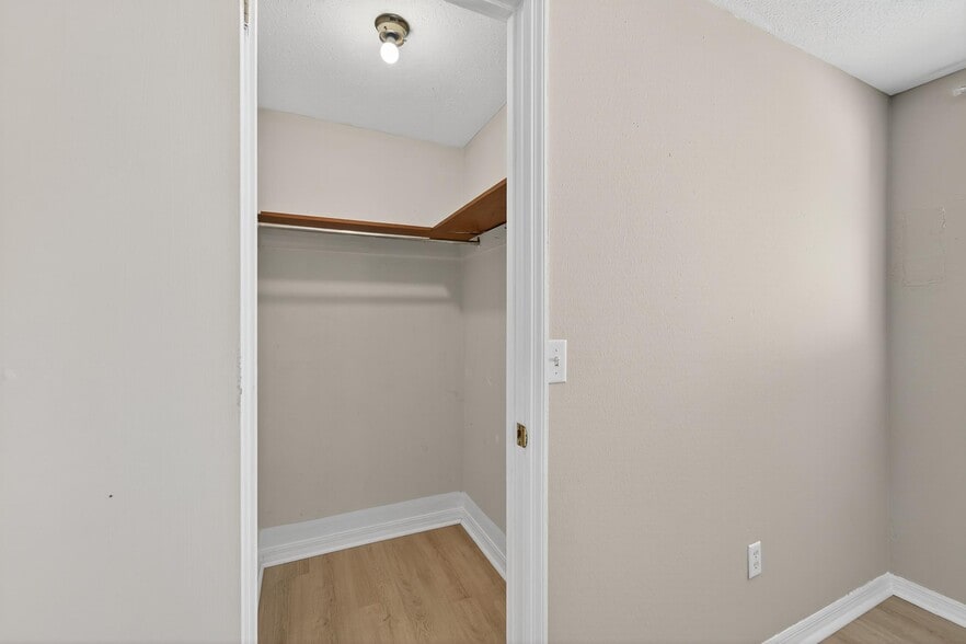 Building Photo - 1712 Village Ct