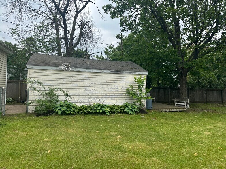 Building Photo - 161 17th St N