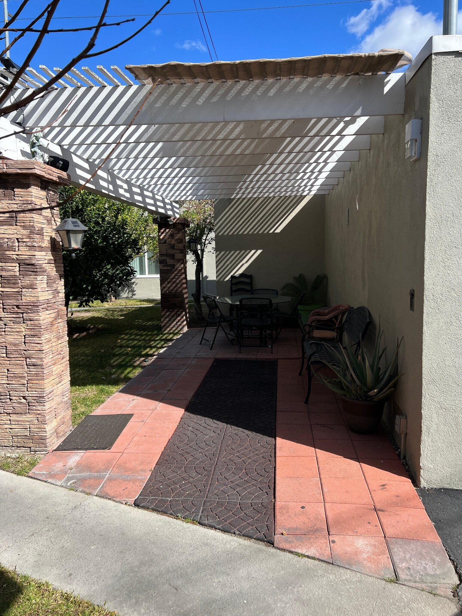 community patio - 2324 E Commonwealth Ave