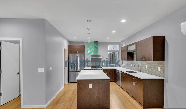 Building Photo - 3BR / 3BA Single-Family Home in Desirable Seattle Neighborhood