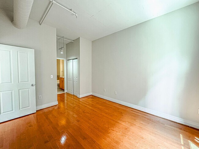 Building Photo - Luxurious 2 Bed 2 Bath Condo In Station Sq...