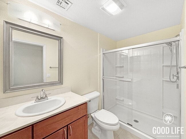 Building Photo - Beautiful 2BD/2.5BA Condo in Bankers Hill W/ W/D, A/C, Patio Area and Community Gym!