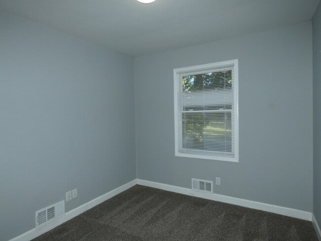 Building Photo - Home in Park Hill School District!