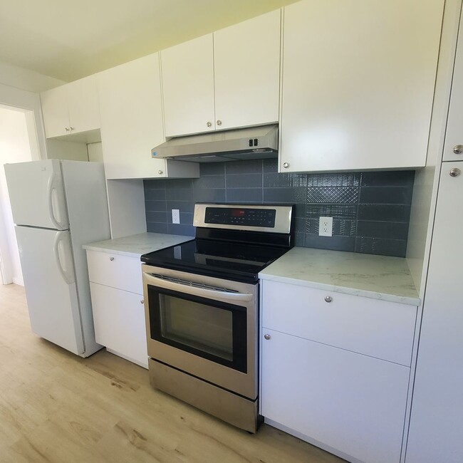 Building Photo - 2 Bedroom, 1 Bathroom Home with a Den for ...