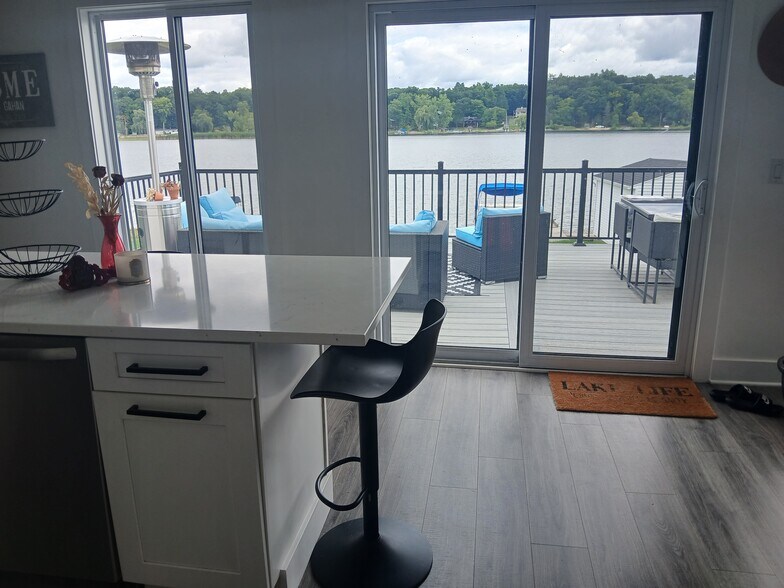 Direct lake front - 5120 Gahan St NE